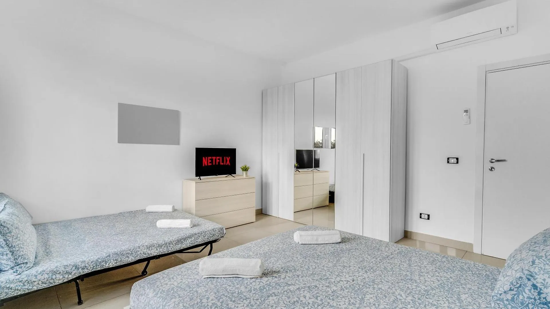 Rog27-Large Apartment With Transport Close To Home- Milán 0*,  Itálie